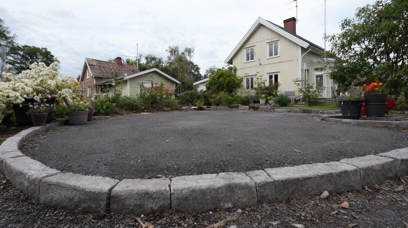 Kantsten runt gård och lekyta