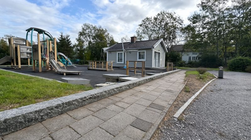 Kantsten runt gård och lekyta