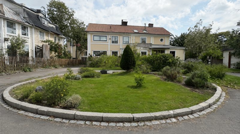 Kantsten runt gård och lekyta